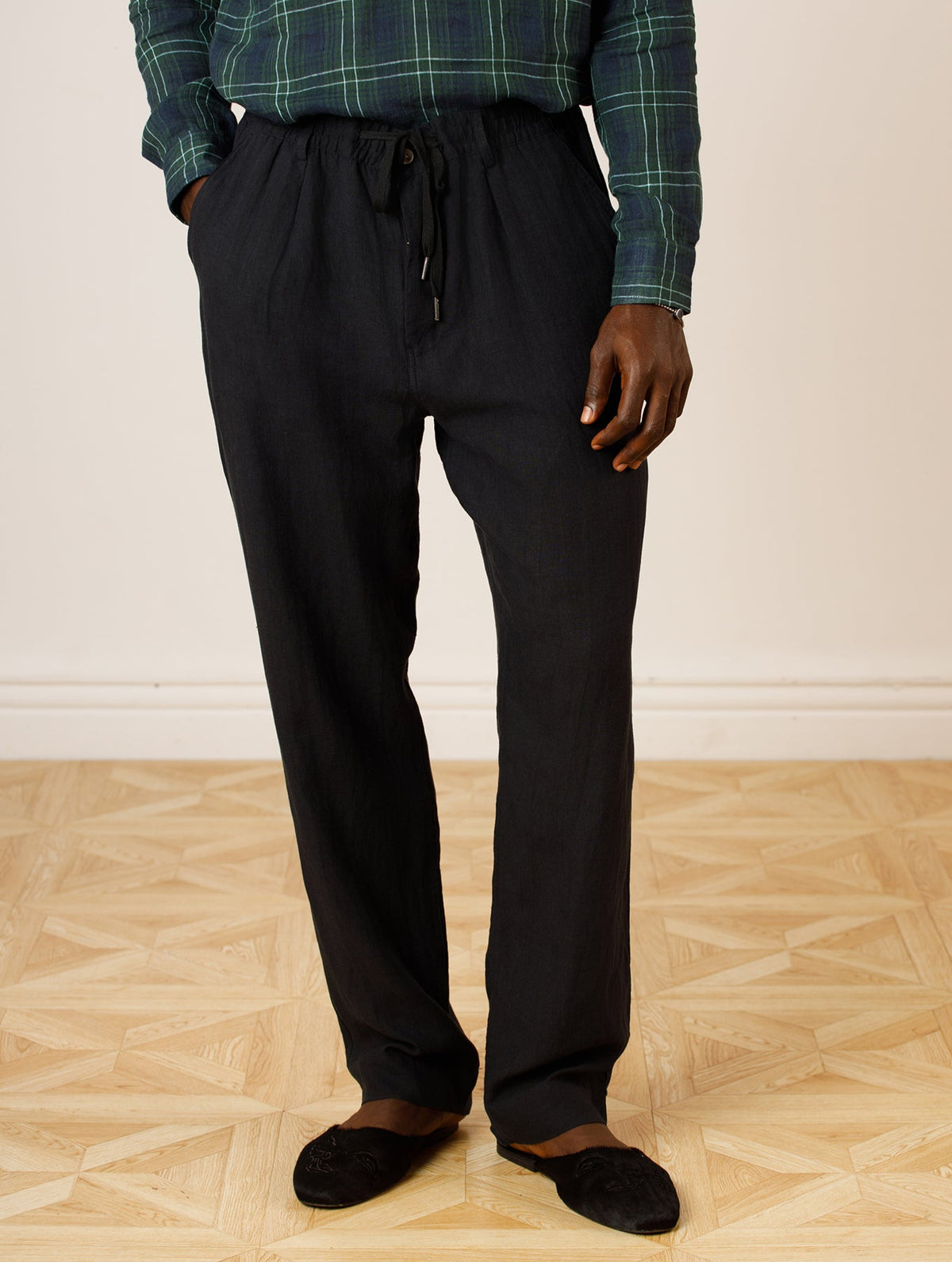 Sana Tapered Fit Trousers In Black