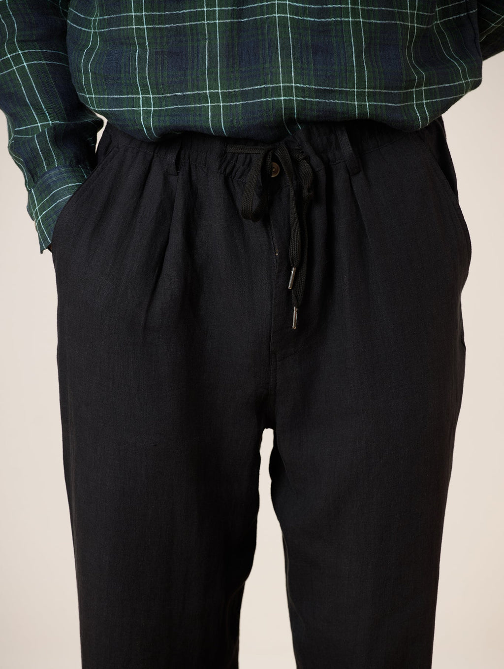 Sana Tapered Fit Trousers In Black