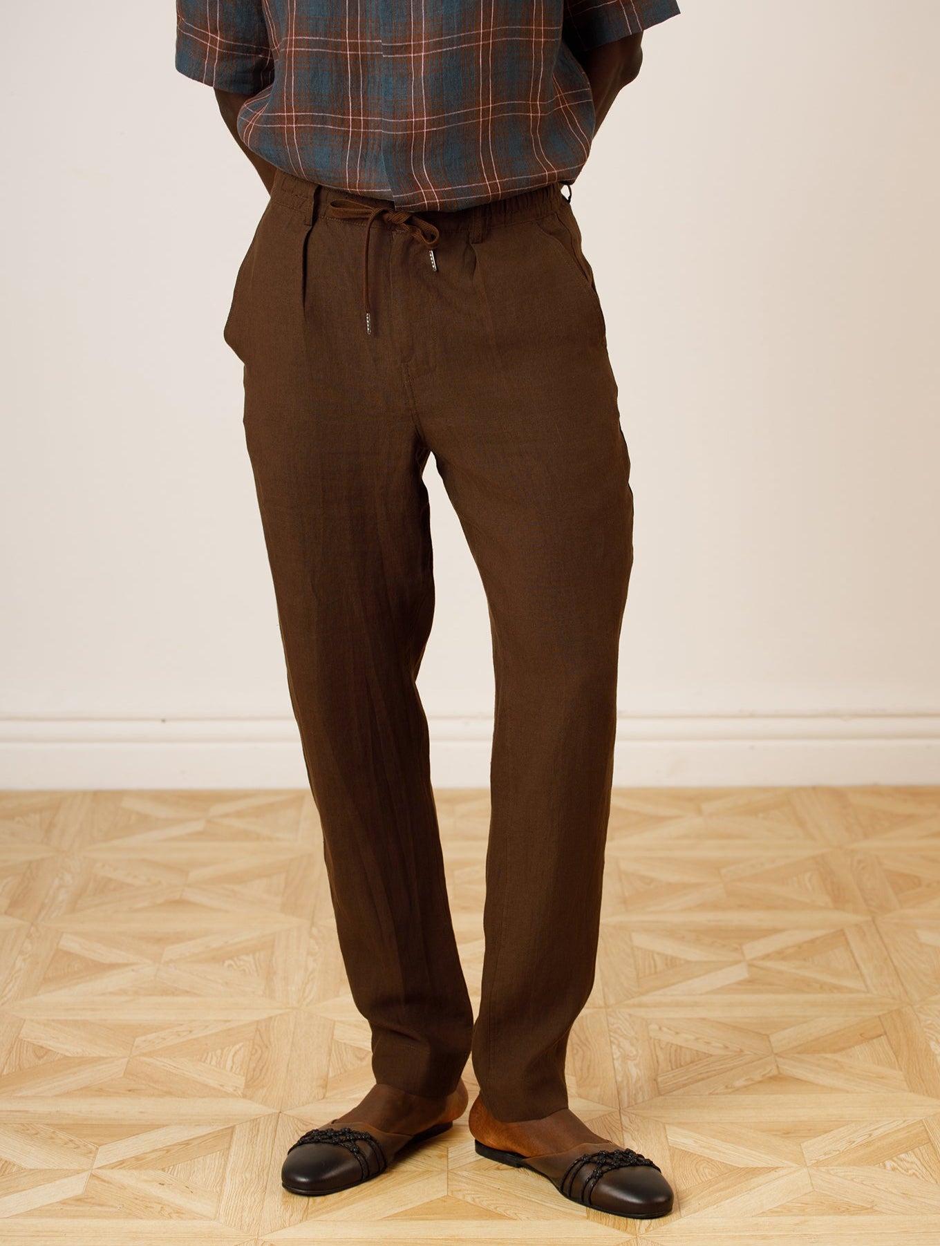 Sana Tapered Fit Trousers In Brown