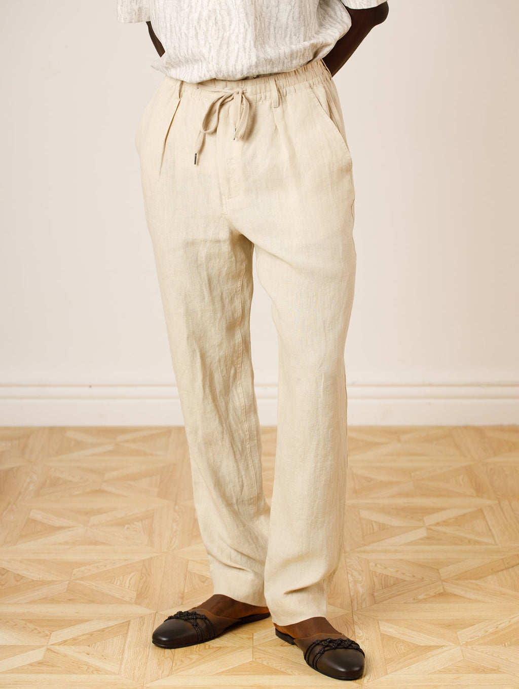 Sana Tapered Fit Trousers In Cream