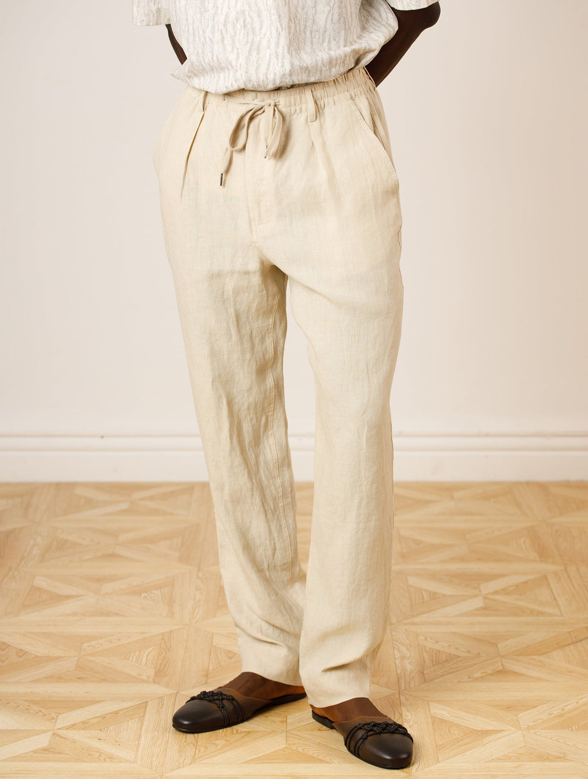 Sana Tapered Fit Trousers In Cream