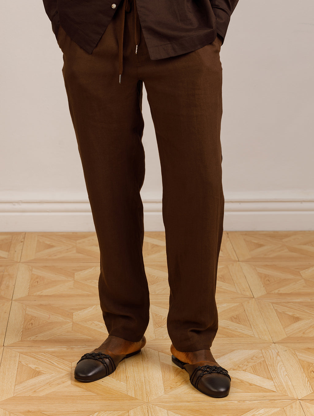 Sana Tapered Fit Trousers In Brown